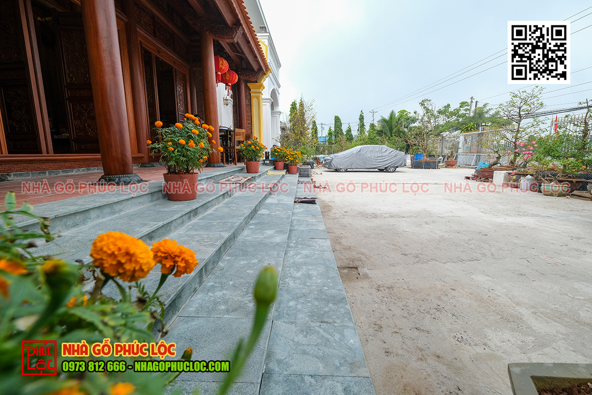 Bậc tam cấp trong nhà gỗ 3 gian
