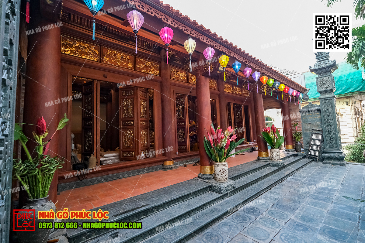 Bậc thềm tam cấp trong nhà gỗ kẻ truyền