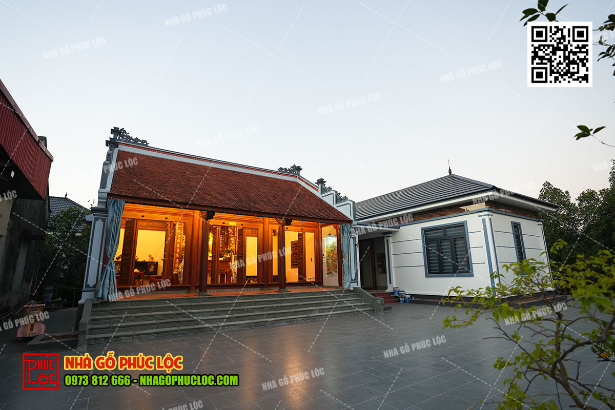 Kết hợp mái ngói đỏ và gỗ lim tăng tính thẩm mỹ cho nhà gỗ